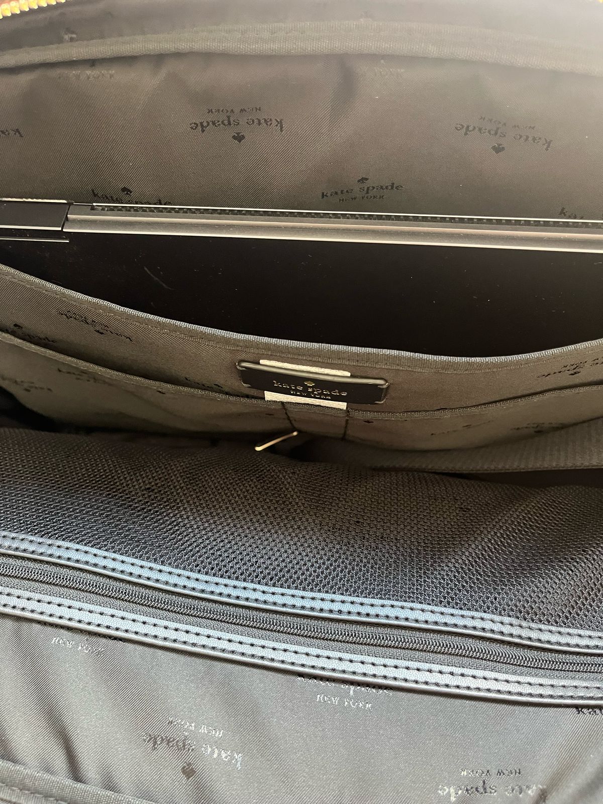 Mochila Kate Spade Chelsea Laptop Sleeve With Strap  - Negro