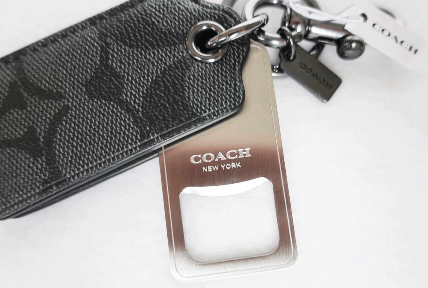 Llavero Coach Bottle Opener Key Fob In Signature Canvas