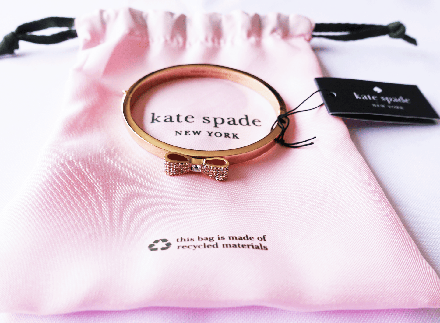 Pulsera Kate Spade Ready Set Bow Pave Bow Bangle Dorado Rosado