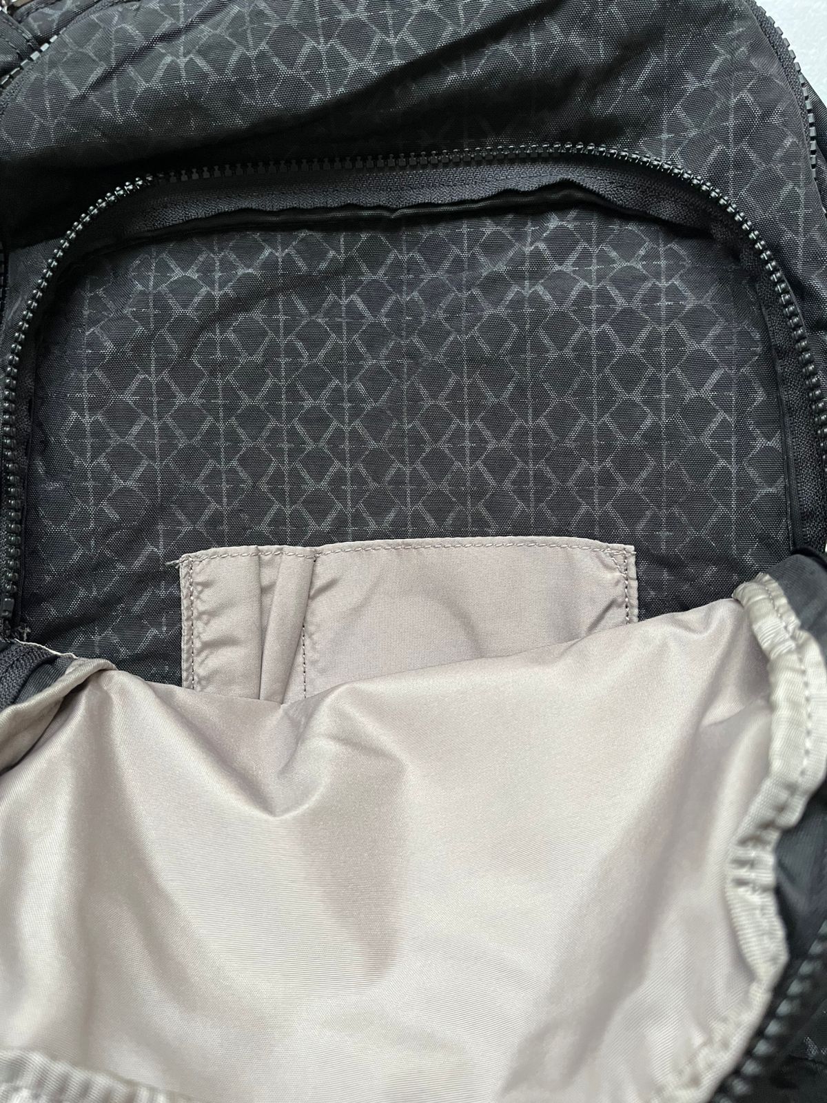 Mochila Kipling Seoul Grande Negro Signature Embossed