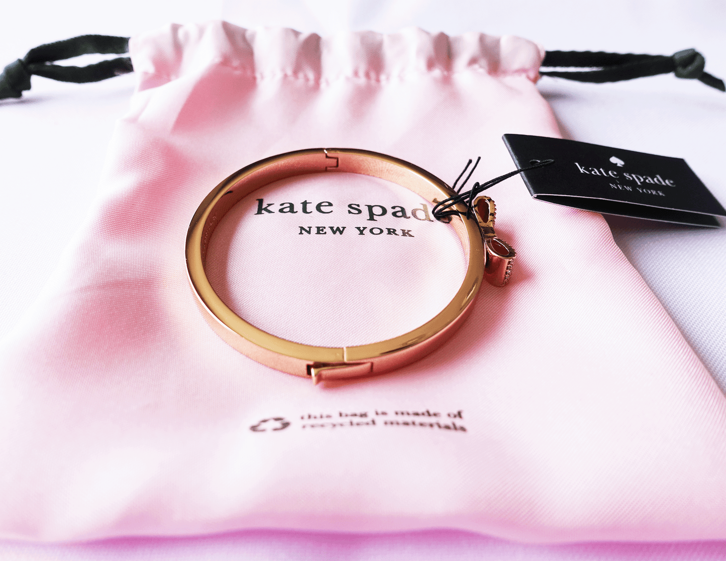 Pulsera Kate Spade Ready Set Bow Pave Bow Bangle Dorado Rosado