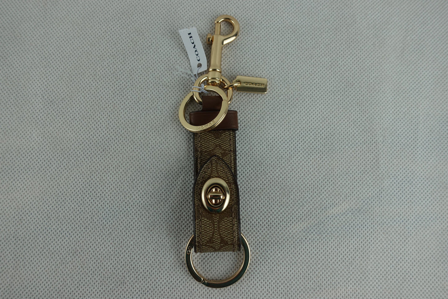 Llavero Coach Trigger Snap Bag Charm In Signature Canvas -CAFE DORADO