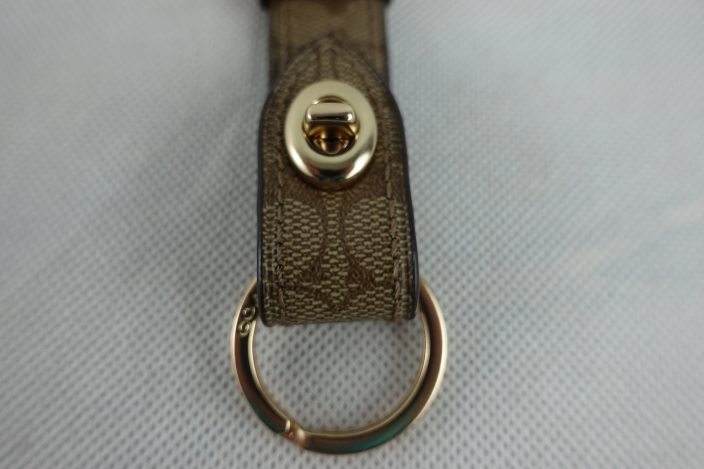Llavero Coach Trigger Snap Bag Charm In Signature Canvas -CAFE DORADO