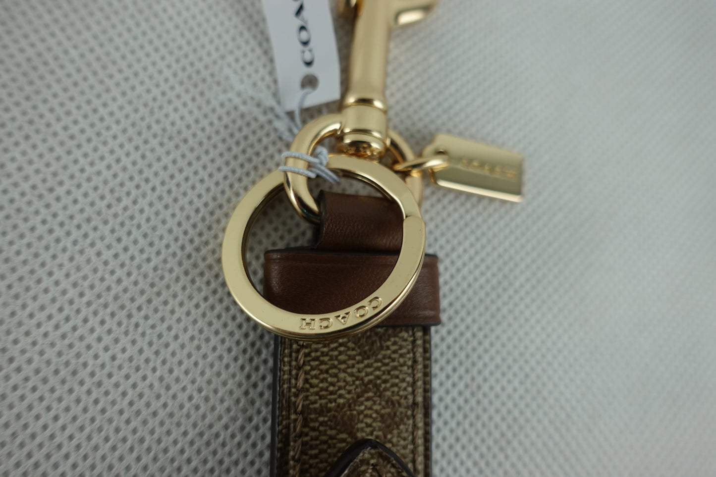 Llavero Coach Trigger Snap Bag Charm In Signature Canvas -CAFE DORADO