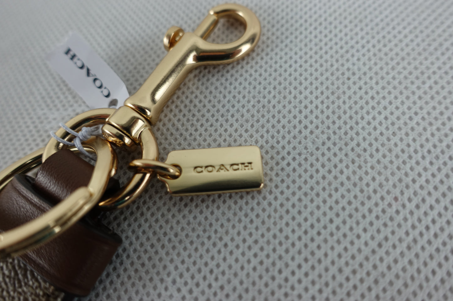 Llavero Coach Trigger Snap Bag Charm In Signature Canvas -CAFE DORADO