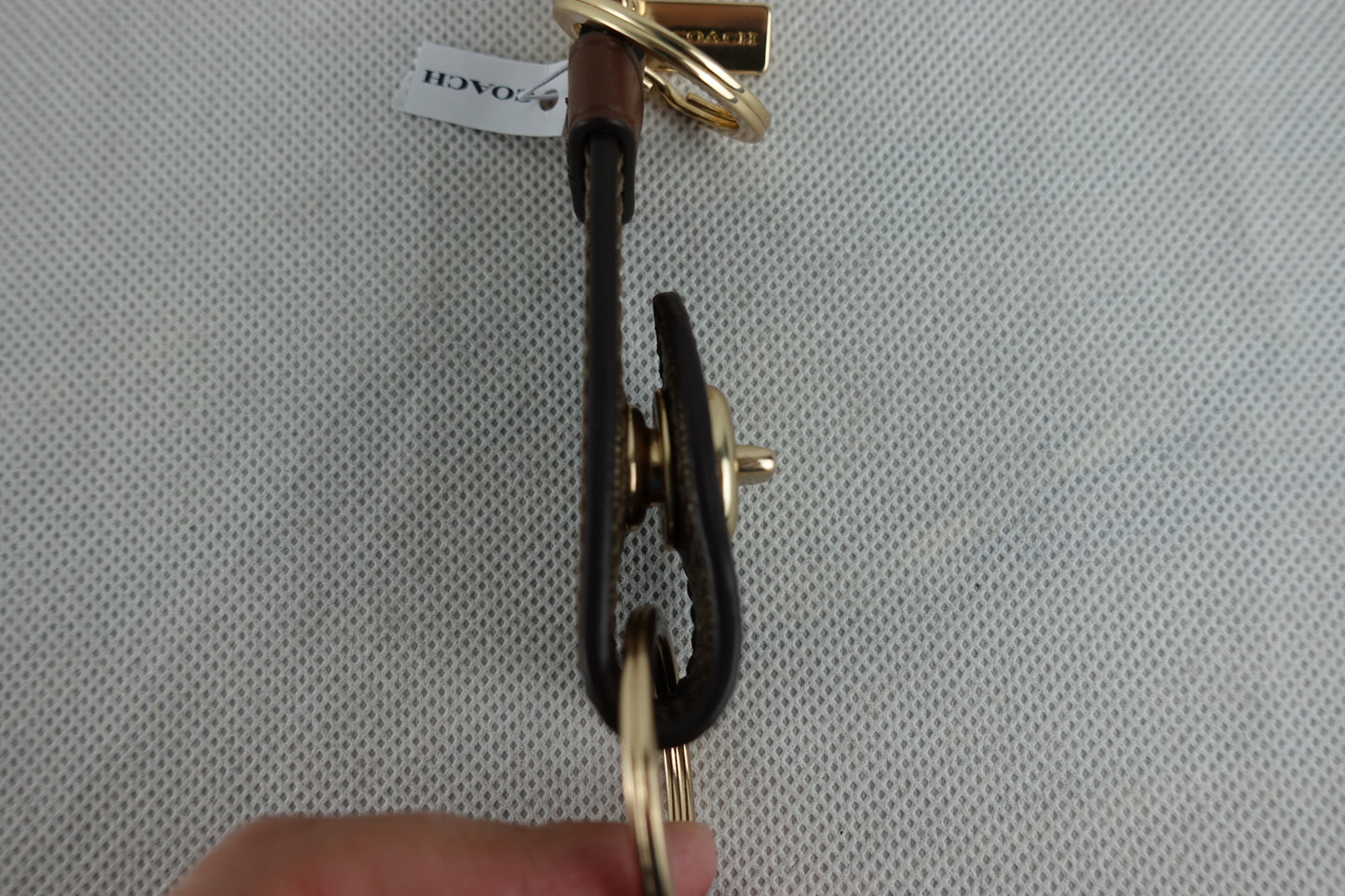 Llavero Coach Trigger Snap Bag Charm In Signature Canvas -CAFE DORADO