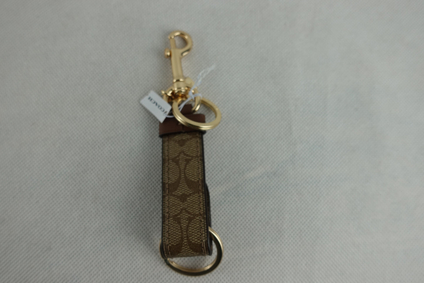 Llavero Coach Trigger Snap Bag Charm In Signature Canvas -CAFE DORADO