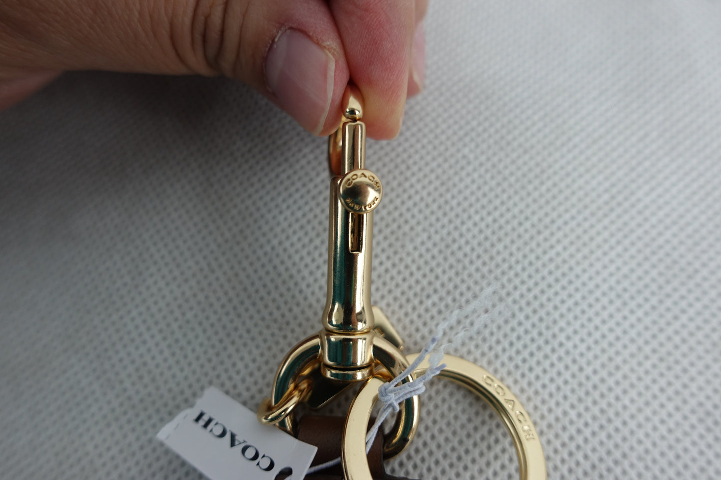 Llavero Coach Trigger Snap Bag Charm In Signature Canvas -CAFE DORADO