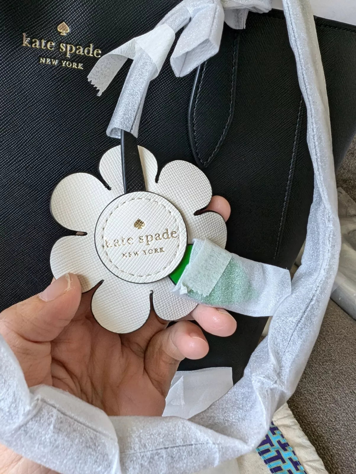 Bolsa Kate Spade DANA SAFFIANO PVC TOTE - NEGRO FLOR BLANCA