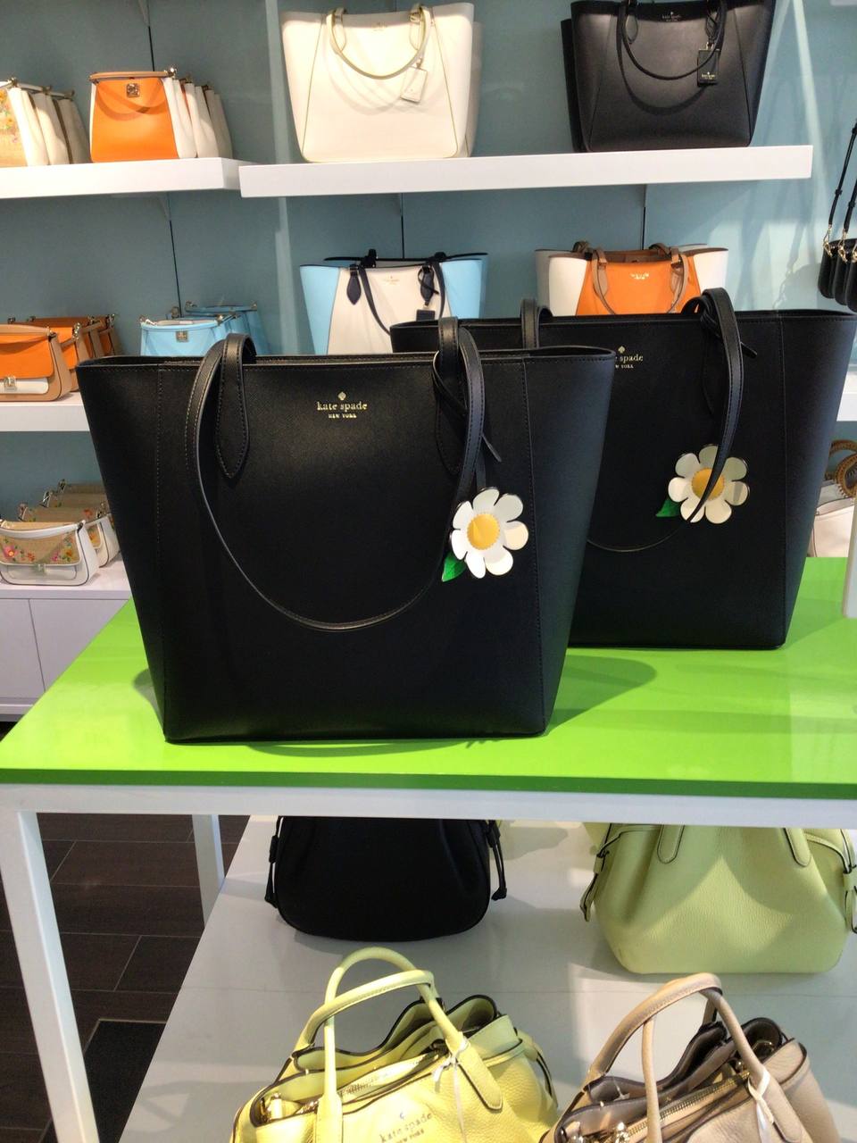 Bolsa Kate Spade DANA SAFFIANO PVC TOTE - NEGRO FLOR BLANCA