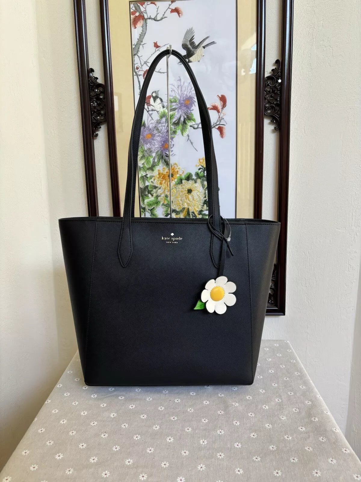 Bolsa Kate Spade DANA SAFFIANO PVC TOTE - NEGRO FLOR BLANCA